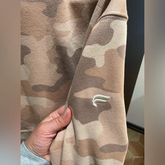 Fabletics outfit;White legging, high impact, regular length and camo hoodie (S) - Picture 7 of 8